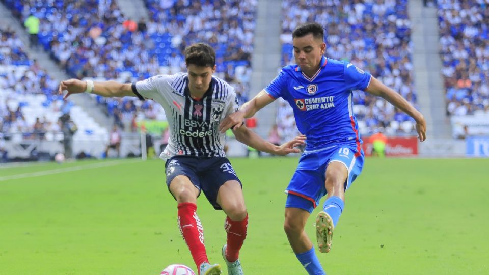 Stefan Medina (I) del Monterrey y Carlos Rodriguez (D) del Cruz Azul disputan el balón durante el juego de vuelta de los Cuartos de Final del Torneo Apertura 2022 en el Estadio BBVA