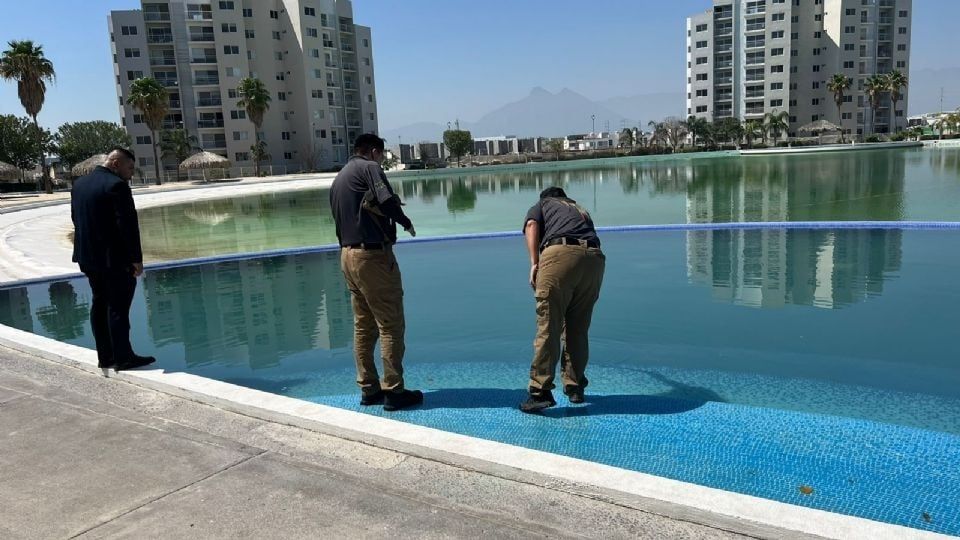 Autoridades inspeccionando la alberca.