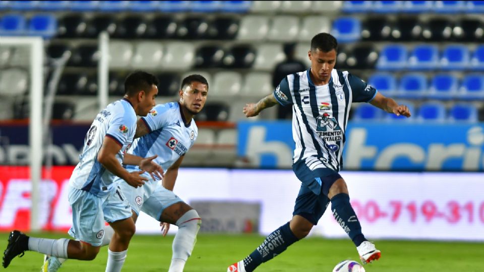 Carlos Rodriguez (I) del Cruz Azul y Roberto de la Rosa (D) del Pachuca disputan el balon durante el juego de la jornada 5 del Torneo Apertura 2023