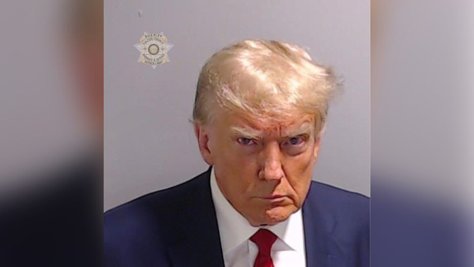 Una fotografía proporcionada por la Oficina del Sheriff del condado de Fulton el 24 de agosto de 2023 muestra la fotografía de ingreso en la cárcel del condado de Fulton del ex presidente estadounidense Donald Trump en Atlanta, Georgia, Estados Unidos.