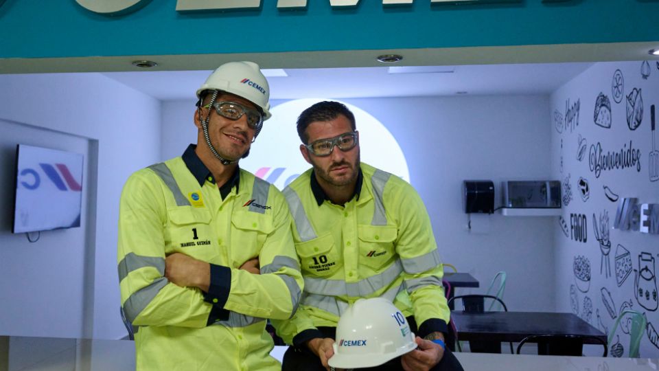 Jugadores del equipo felino visitan y conviven con empleados de la planta de Cemex en Monterrey; firmaron autógrafos y se tomaron fotos.