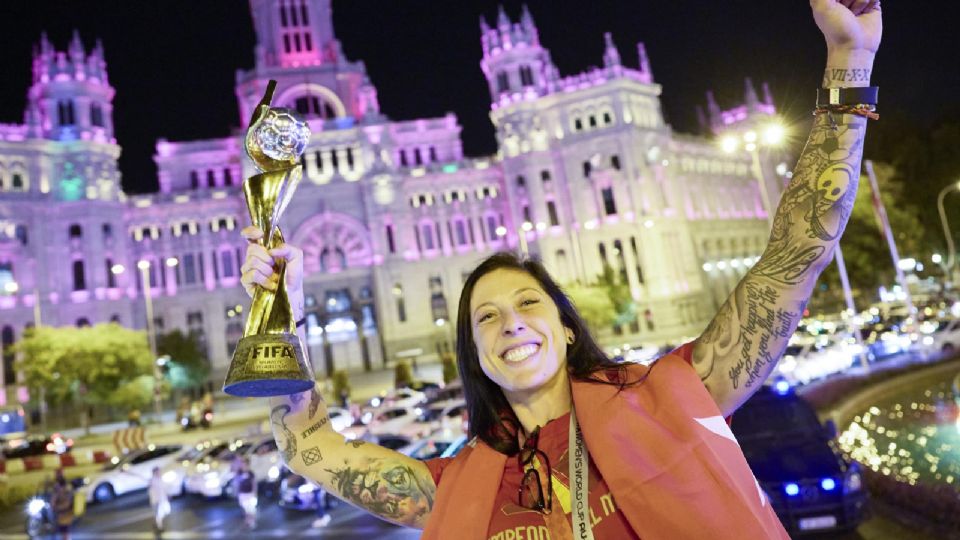 Jennifer Hermoso con la Copa del Mundo en la plaza Cibeles de Madrid