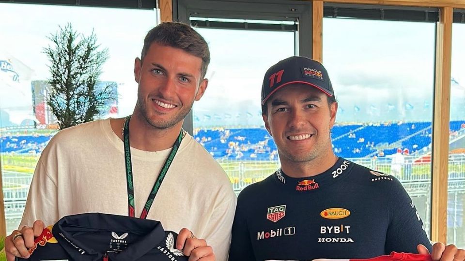 Los mexicanos Santiago Giménez y Sergio Pérez convivieron este viernes en el circuito de Zandvoort e intercambiaron camisetas después de las primeras prácticas libres de la temporada