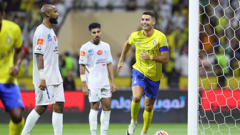 El portugués Cristiano Ronaldo anotó un triplete en la primera victoria de Al Nassr en la temporada