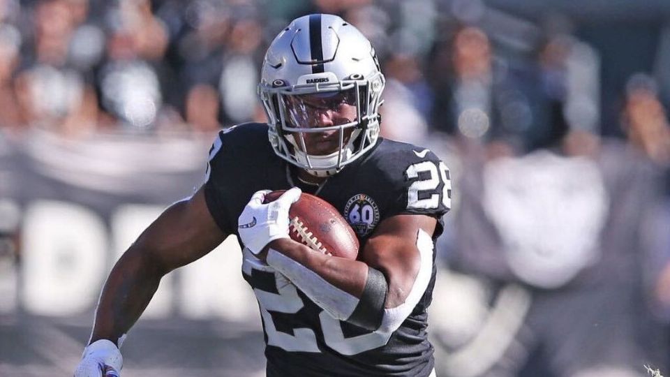 Josh Jacobs, corredor de Las Vegas Raiders, extendió su contrato un año más a cambo de 12 millones de dólares