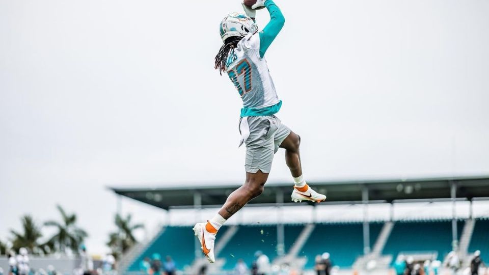 El receptor receptor Daewood Davis sufrió una conmoción cerebral que obligó a detener el partido Dolphins vs Jaguars de pretemporada