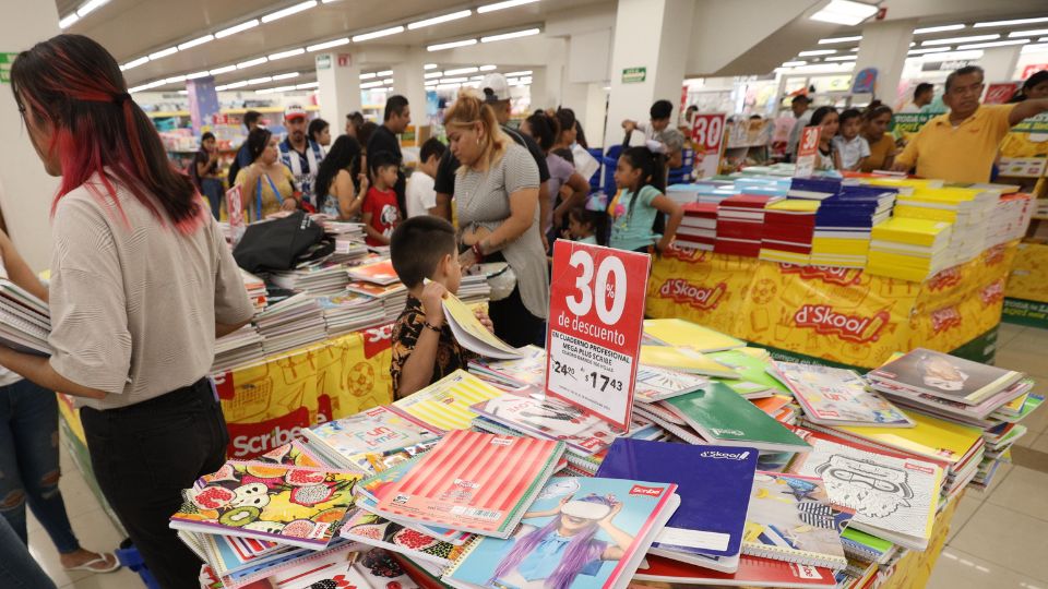 Compras de pánico por el regreso a clases del ciclo 2023-2024 en el centro de Monterrey, Nuevo  León.