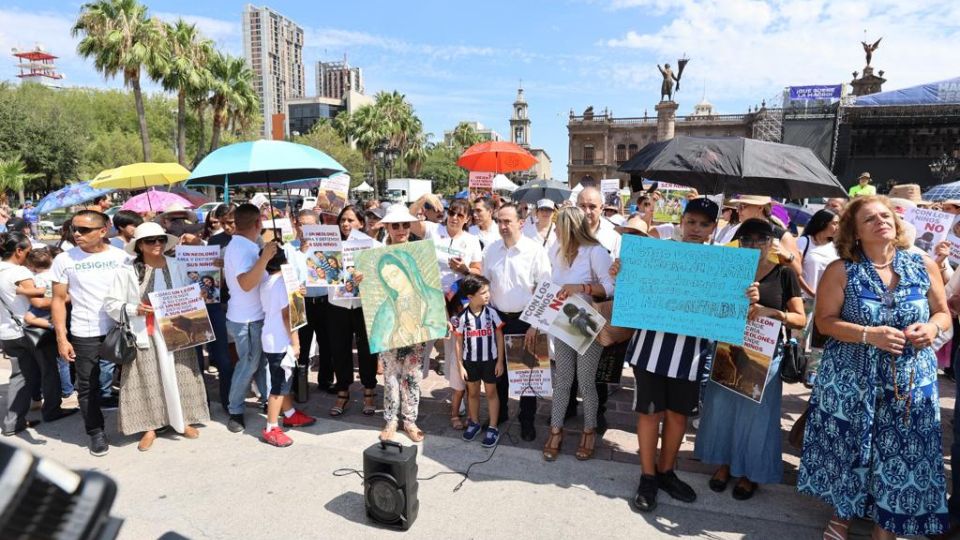 Manifestación del Frente Nuevo León en Defensa de los Niños en contra de la entrega de libros de texto.