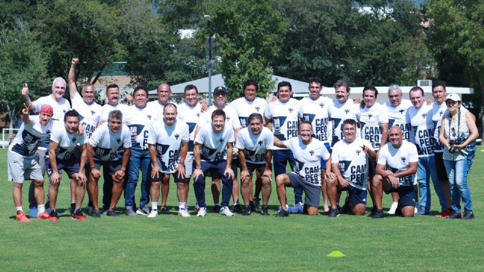 El plantel de Rayados campeón de la Recopa de Concacaf se reunió este domingo