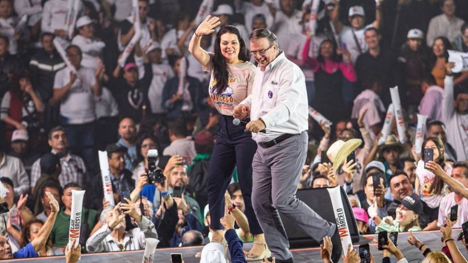 Marcelo Ebrard al lado de su esposa Rosalinda Bueso, en el cierre de su campaña en el proceso interno de Morena rumbo a 2024.