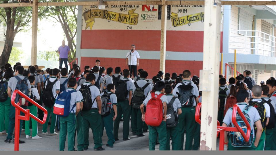 Alumnos en Nuevo León regresan a su escuela tras vacaciones