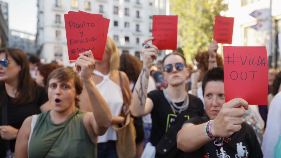 Mujeres acudieron a la manifestación en apoyo a Jennifer Hermoso con tarjetas rojas que tienen mensajes para el presidente de la Real Federación Española de Futbol, Luis Rubiales