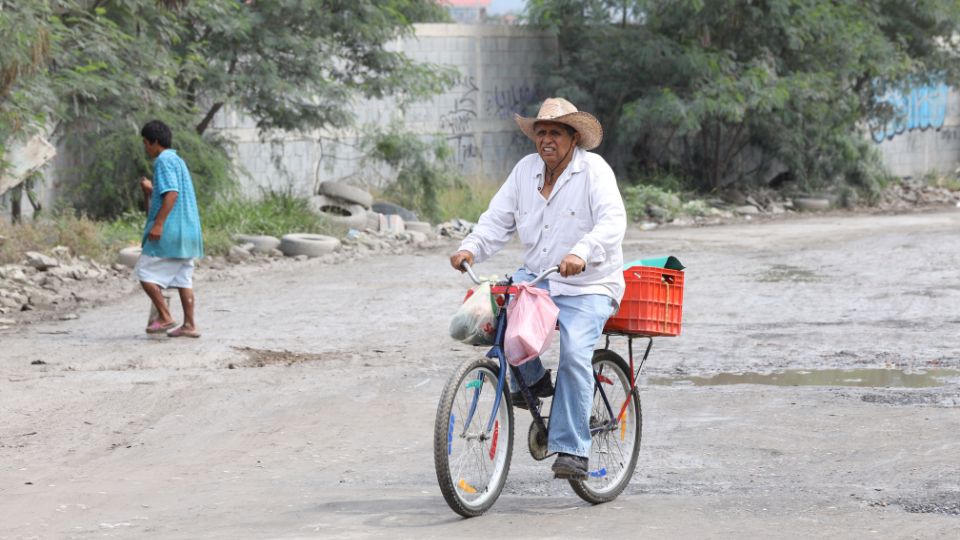 Hombre se transporta a bordo de su bicicleta.