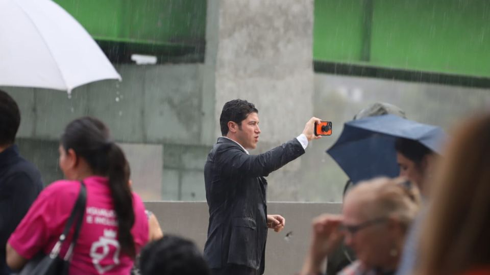 Samuel García transmitiendo en vivo en plena lluvia.