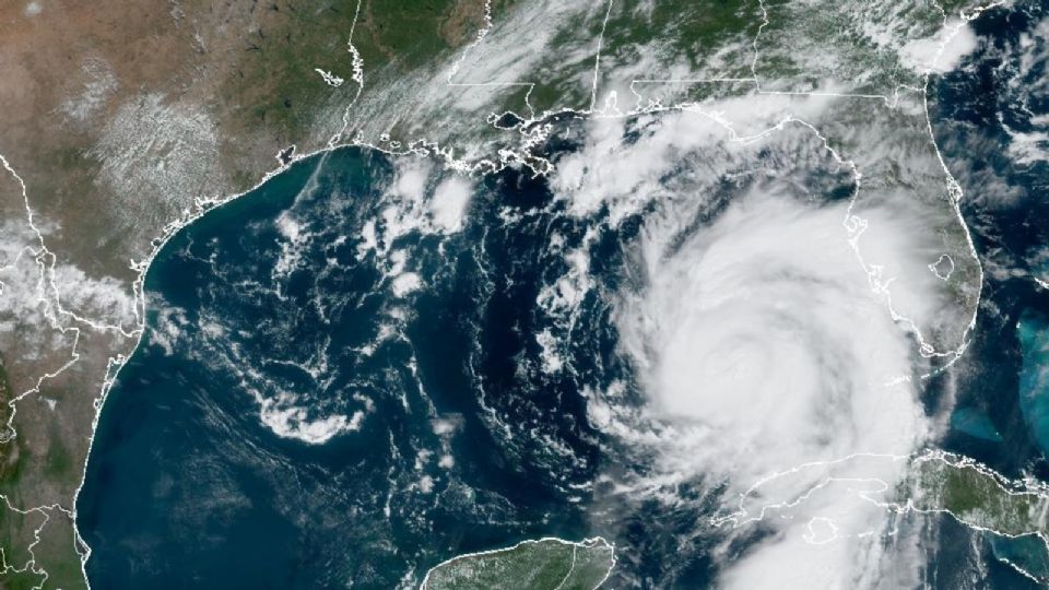 Fotografía satelital cedida por la Oficina Nacional de Administración Oceánica y Atmosférica (NOAA) a través del Centro Nacional de Huracanes (NHC).