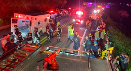 Autobús de pasajeros cae a barranco; deja 15 muertos y 21 heridos en Nayarit