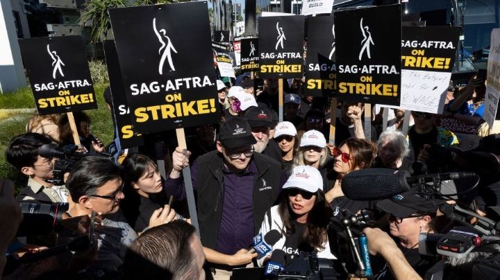Estrellas de cine donan millones a actores y guionistas de Hollywood en huelga