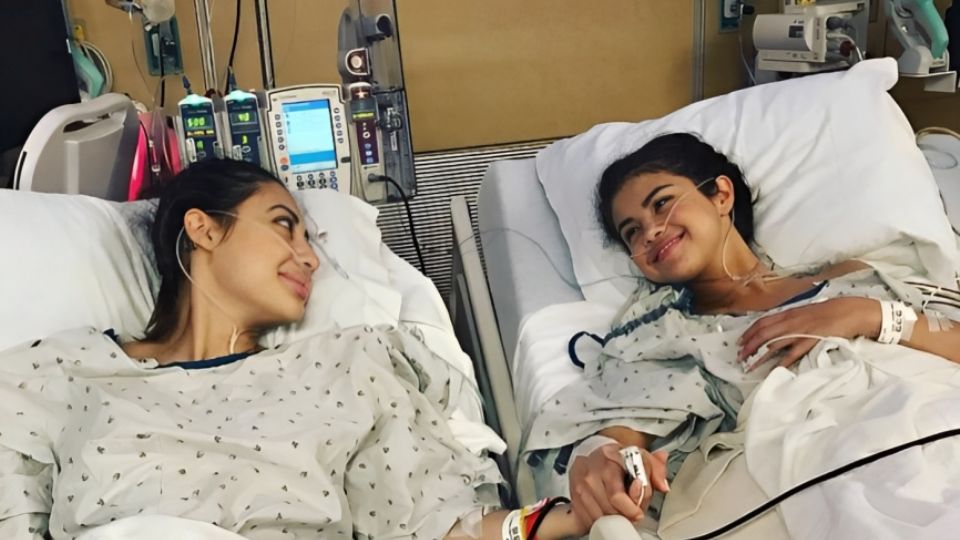 Selena Gomez junto a su amiga Francia Raísa, quien le donó un riñón