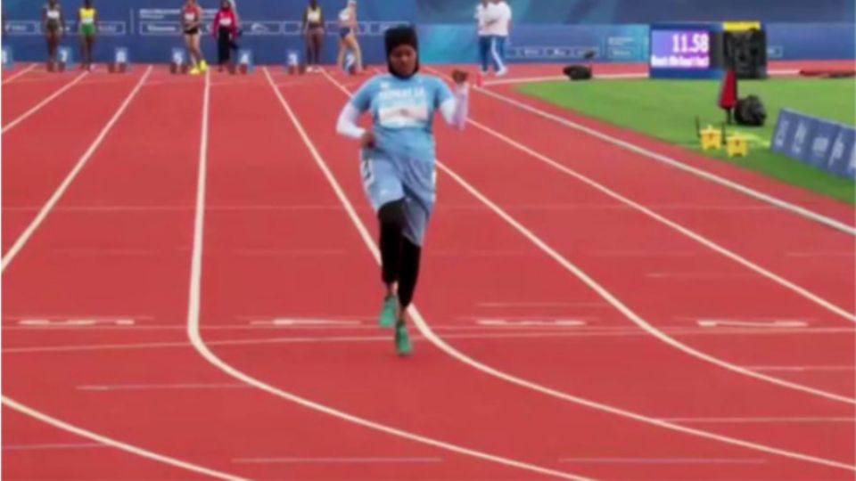 Nasro Abukar, la competidora de somalí en los 100 metros en los Juegos Mundiales Universitarios, tardó más del doble que sus rivales en cruzar la meta y provocó el despido de la presidenta de la Federación de Atletismo Somalí, Khadijo Aden Dahir