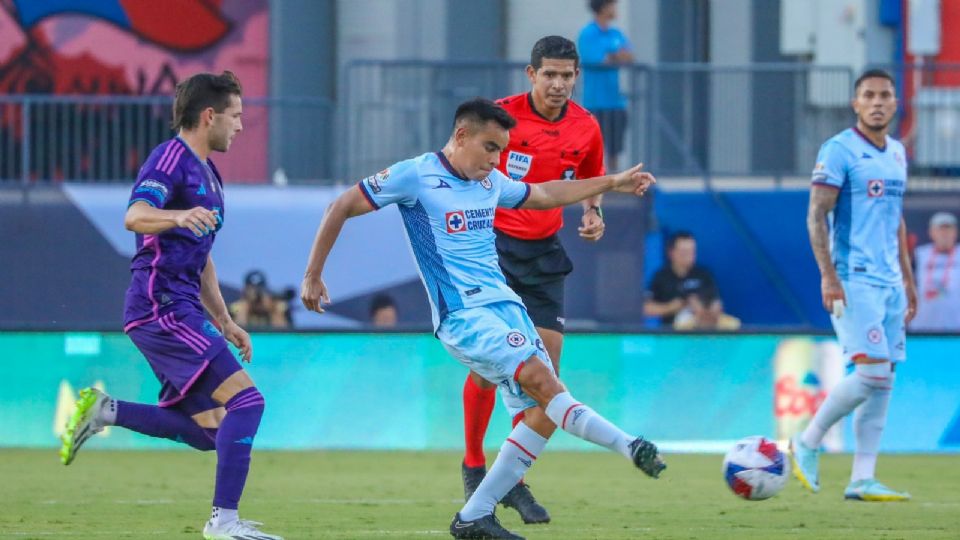 Charly Rodríguez en una acción del partido entre Cruz Azul y Charlotte