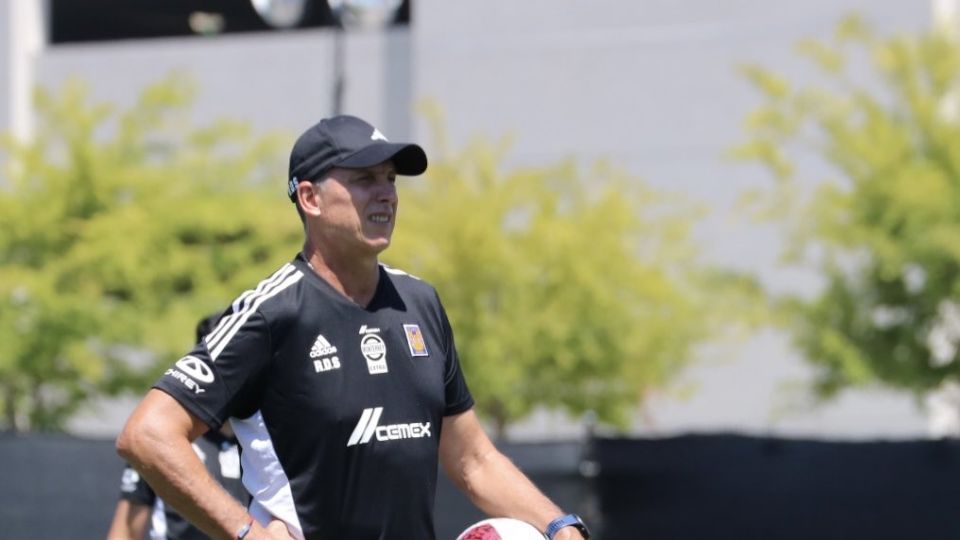 Robert Dante Siboldi observa un entrenamiento de Tigres durante la Leagues Cup