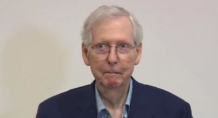 Mitch McConnell queda 'congelado' durante conferencia por segunda ocasión