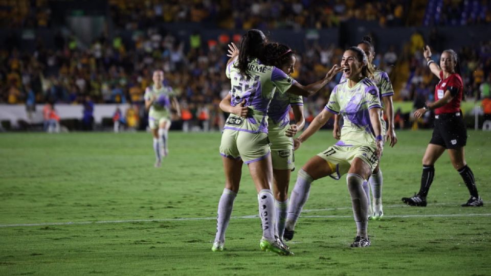 Las futbolistas de Tigres Femenil celebrando el gol de Maricarmen Reyes, que puso a 'Las Amazonas' en ventaja momentáneamente