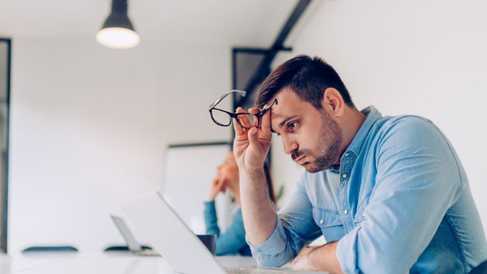 Una recomendación para los hombres de negocio es establecer horarios tanto de trabajo como de descanso y mantener un equilibrio entre la vida personal y laboral