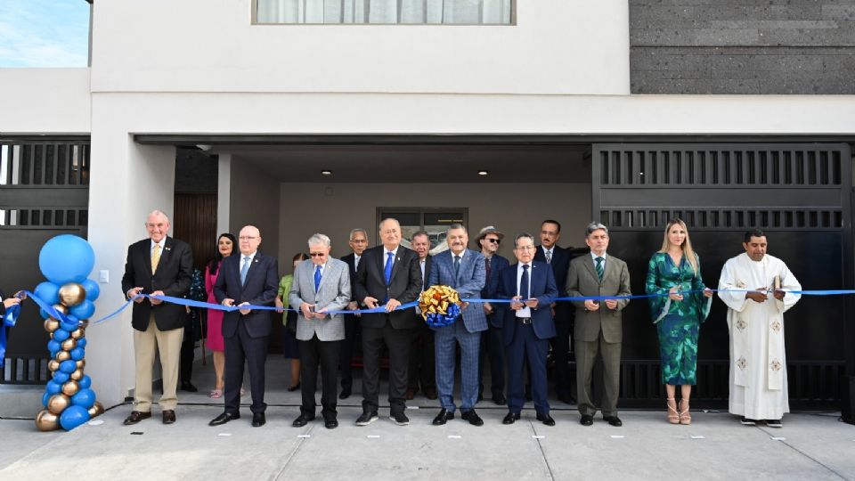 Para inaugurar el primer premio, el corte de listón estuvo a cargo de Santos Guzmán López y Jaime Hisao Yesaki.