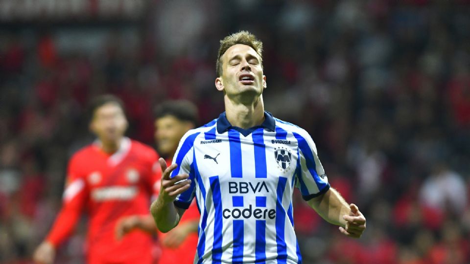 Sergio Canales lamenta una acción en la derrota de Rayados ante Toluca en el Apertura 2023