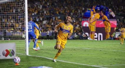 Vigón vuelve a festejar un gol con un beso, ahora con Gignac