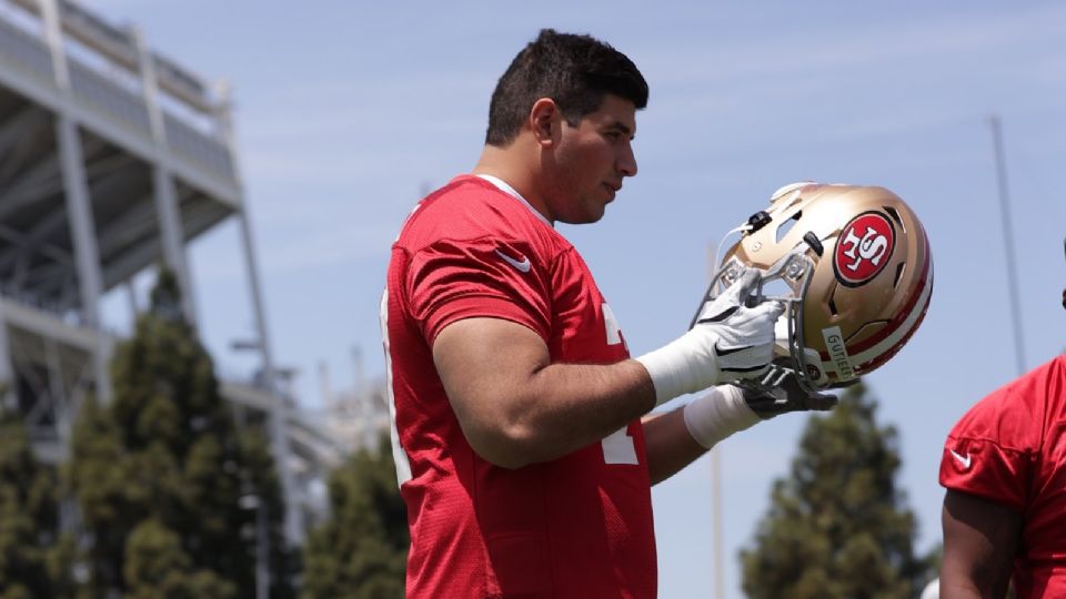 Alfredo Gutiérrez, a pesar de no ser considerado en el corte de 53 jugadores de los 49ers, permanecerá por tercer año consecutivo en el equipo de prácticas de San Francisco en la temporada 2023.