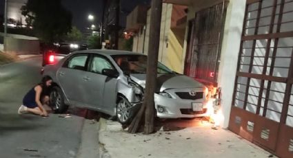 Mujer se estrella contra poste, casa y medidor de gas; provoca fuga en Monterrey