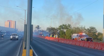 Se incendia el río Santa Catarina a la altura de Félix U. Gómez