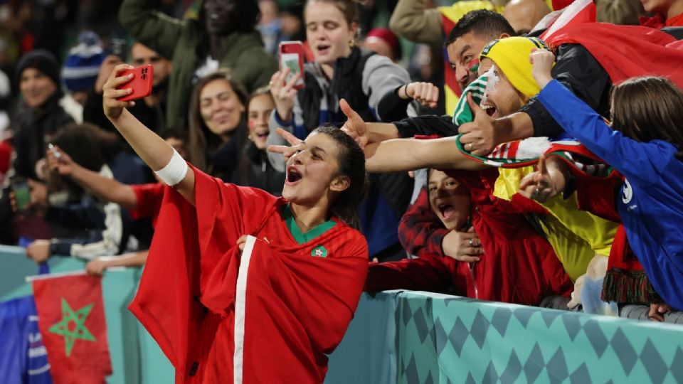 Nesryne El Chad, jugadora de Marruecos, celebra con la afición en las tribunas la calificación de su Selección a Octavos de Final