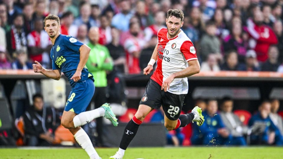 El delantero mexicano, Santiago Giménez, fue titular en la Supercopa de Países Bajos que el Feyenoord perdió ante PSV