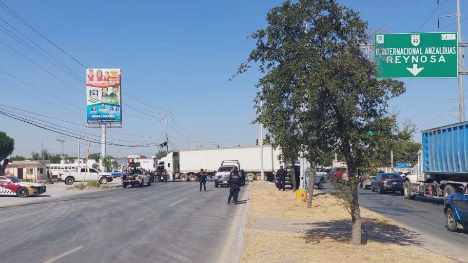 Bloqueos en la autopista Reynosa-Monterrey | Twitter / @FuriaNegra77