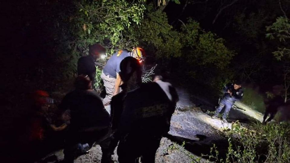 Cuerpos de rescate en el Cerro de la Silla.