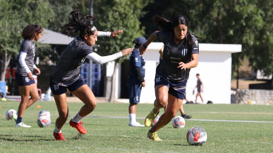 Rebeca Bernal y Diana Evangelista durante un entrenamiento de Rayadas