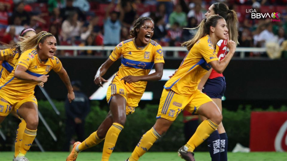 Nayeli Rangel festeja su anotación ante Chivas Femenil en la Liga MX Femenil