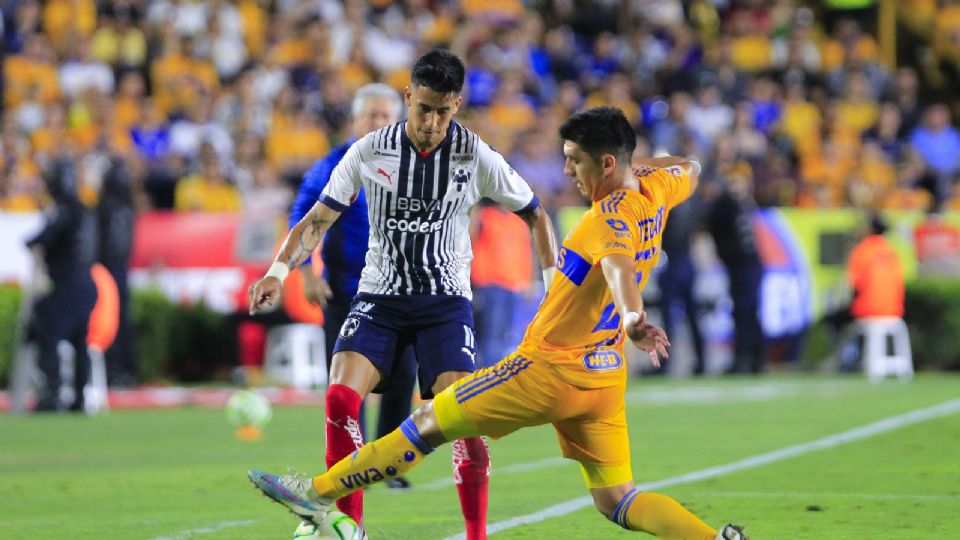 Maxi Meza enfrentando a Jesús Angulo en el Clásico Regio 130 en el Estadio Universitario