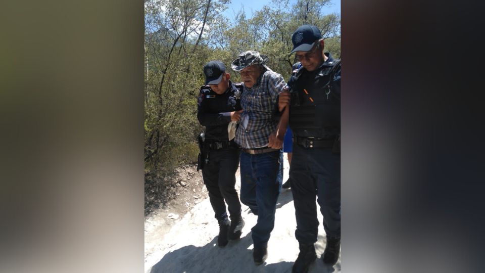 Policías municipales de Guadalupe durante rescate de adulto mayor en el cerro de La Silla.