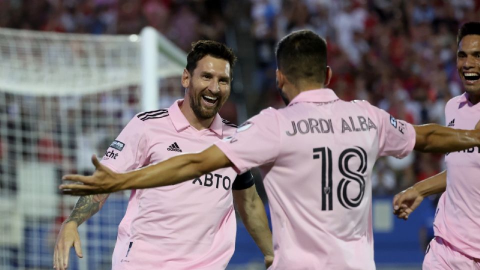 Lionel Messi celebra con Jordi Alba su primera anotación ante FC Dallas en la Leagues Cup