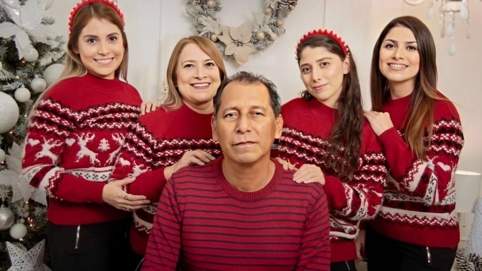 El profesor José Antonio Menchaca junto a su esposa e hijas