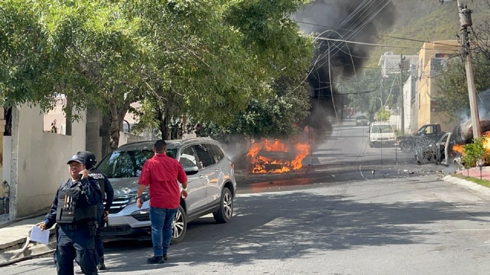 Incendio de auto en Escobedo por explosión de pipa