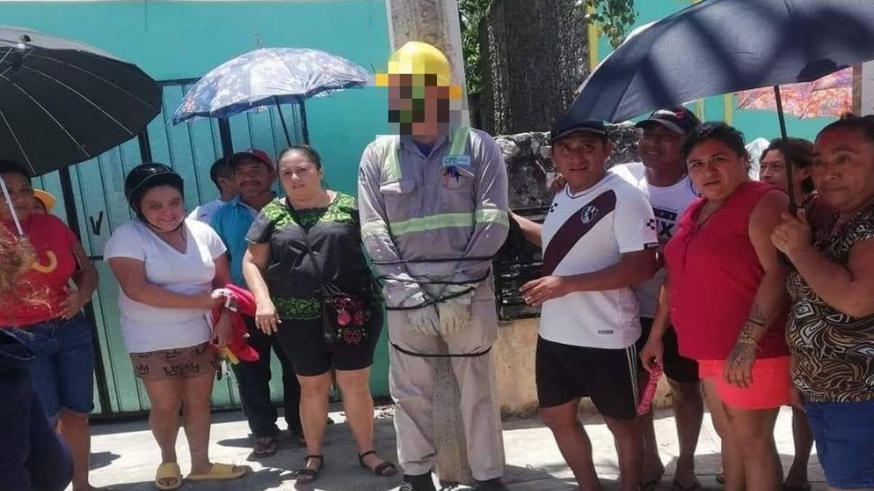 Vecinos junto al trabajador de la CFE.