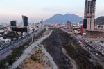 Retira Estado a personas del río Santa Catarina por temor a mayores incendios