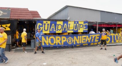 Arman aficionados de Tigres previa del Clásico Regio en Houston