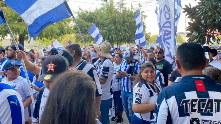 Aficiones de Tigres y Rayados llegaron en caravana al Shell Energy Stadium