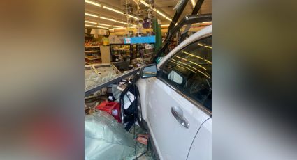 Hombre se mete con todo y auto a 7-Eleven de Garza Sada